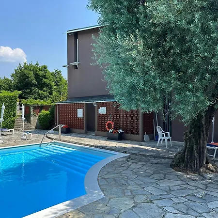 With Swimming Pool דירה